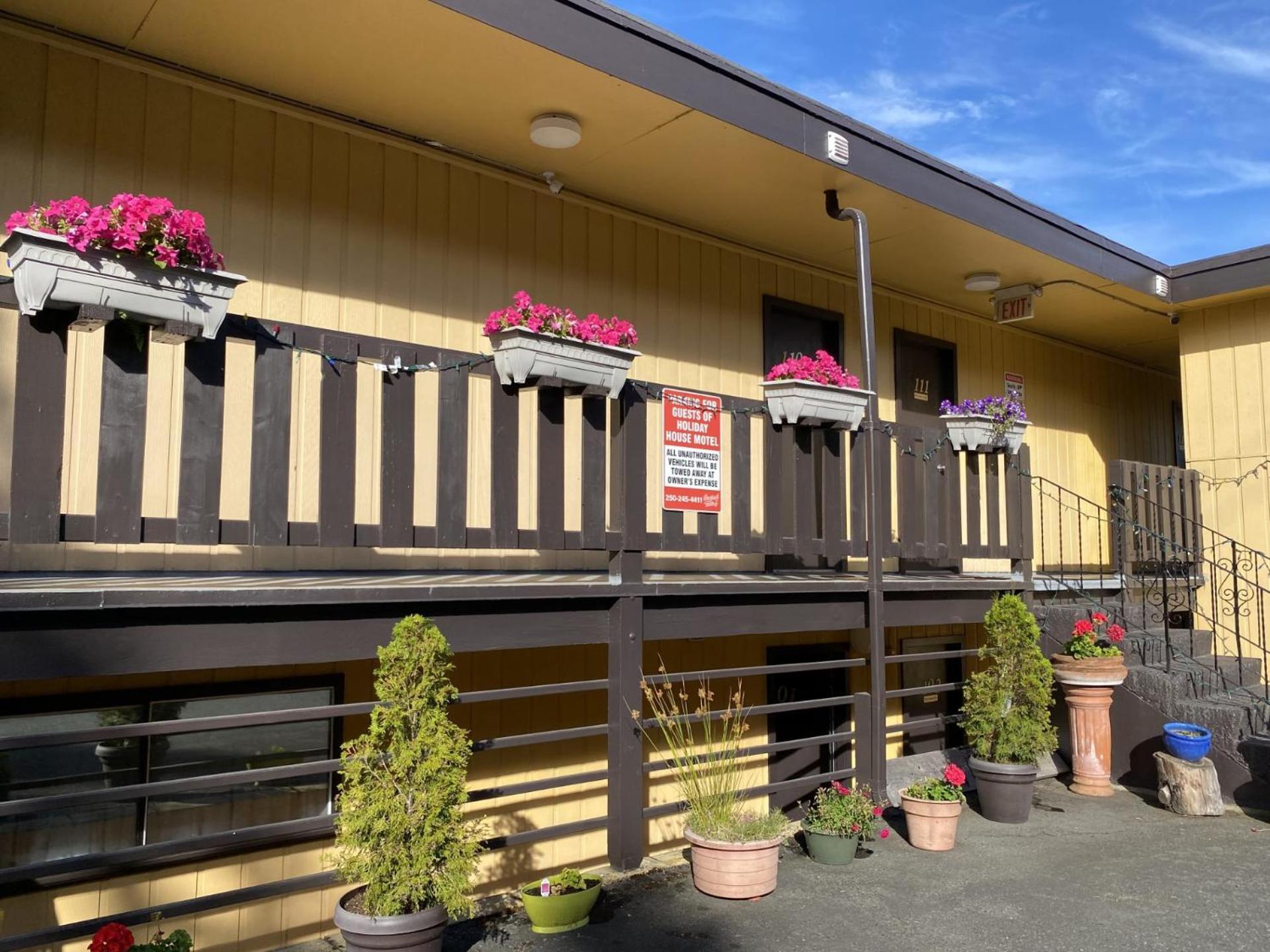 Holiday House Motel Ladysmith Exterior photo