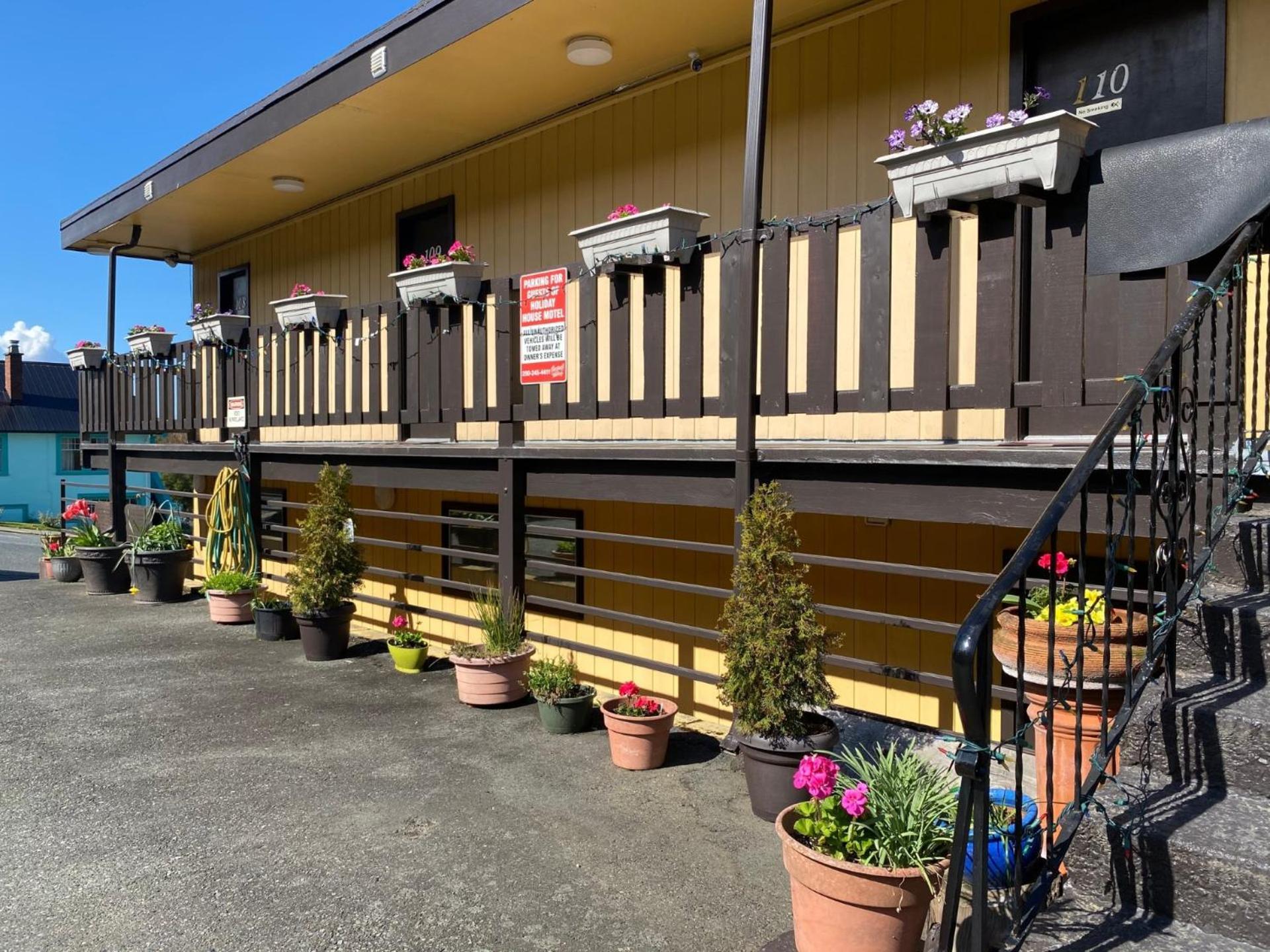Holiday House Motel Ladysmith Exterior photo