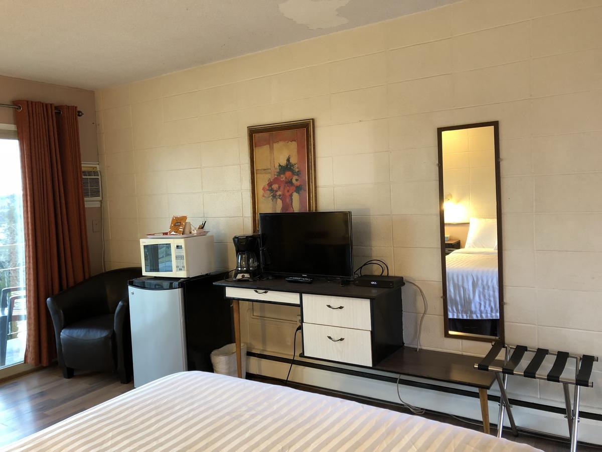 Holiday House Motel Ladysmith Exterior photo